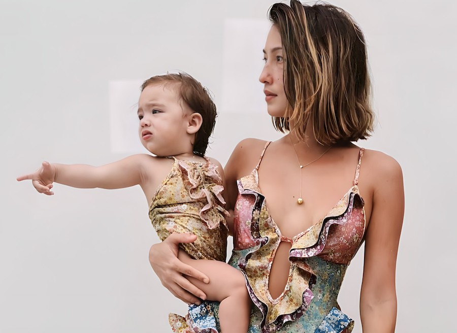 mother-and-daughter-matching-outfits